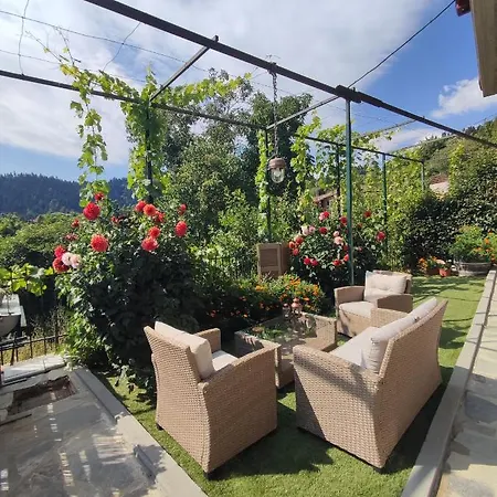 Herme's Hut Pavliani